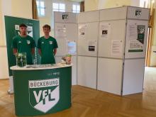 Die BFD´ler Lennart Schulz u. Max Pöhler am Infostand des VfL Bückeburg